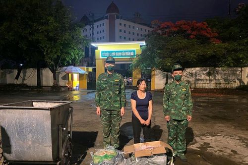 Phát hiện, ngăn chặn vụ vận chuyển trái phép 70kg thực phẩm không rõ nguồn gốc qua cửa khẩu quốc tế Móng Cái