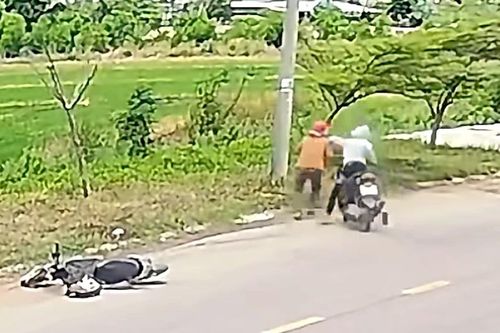 Giật dây chuyền vàng xong tên cướp quay lại đe dọa nạn nhân đưa nốt mặt dây