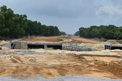 Giá vật liệu tăng phi mã, nhiều công trình trọng điểm ở Quảng Trị thi công cầm chừng