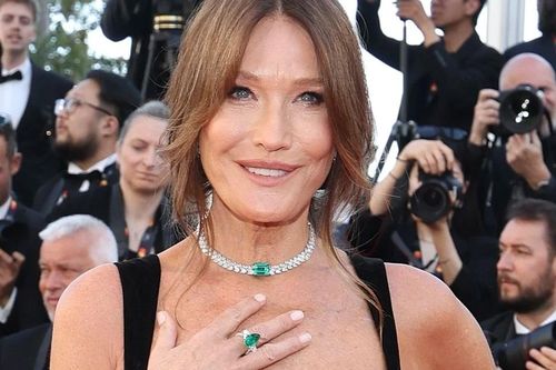 Cựu Đệ nhất phu nhân Pháp chiếm trọn thảm đỏ Cannes
