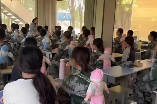 Tranh cãi trường học dạy học sinh cá biệt bằng búp bê