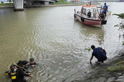 12 cán bộ, chiến sĩ lặn tìm nạn nhân giữa dòng nước chảy xiết ở TPHCM