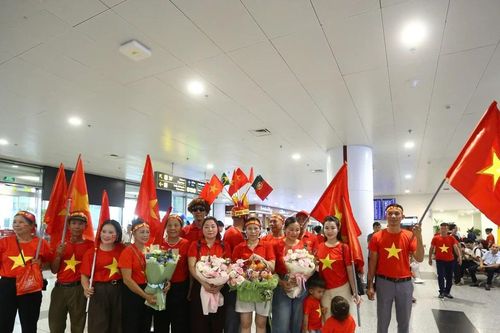 U17 Việt Nam bất ngờ trước vòng vây người hâm mộ ngày trở về sau kỳ tích World Cup