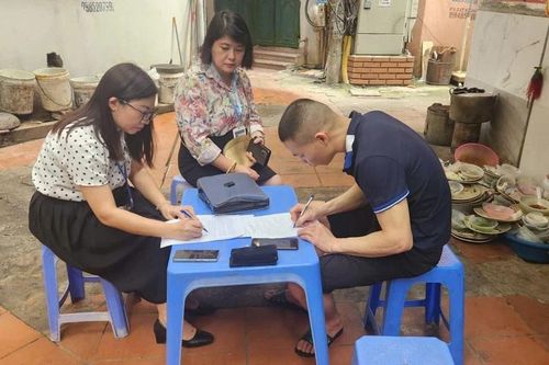 Quán cơm ngon Bắc Ninh lấn chiếm vỉa hè, thách thức khi người dân nhắc nhở bị phạt 35 triệu đồng