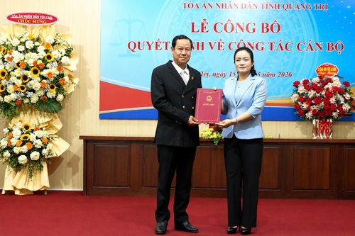 Trao quyết định Chánh án Tòa án nhân dân tỉnh Quảng Trị