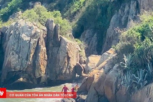 Mải 'săn ảnh', hai nữ du khách mắc kẹt trên biển Sầm Sơn