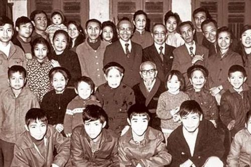 Chủ tiệm vàng nức tiếng Hà thành dạy 8 con thành tài, 4 người là giáo sư