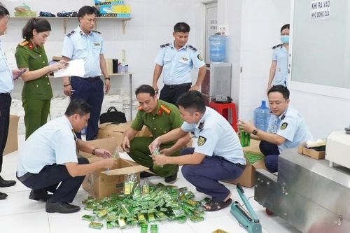 Đường dây sản xuất hơn 27.000 chai dầu gió giả do Châu Kế Cường cầm đầu