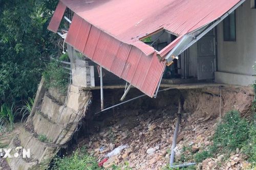 Bờ kè suối sạt lở, người dân Lào Cai nơm nớp lo sợ