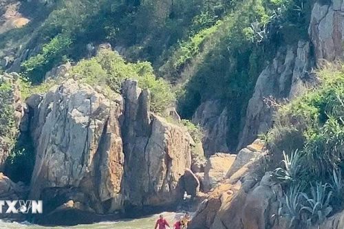 Kịp thời giải cứu 2 nữ du khách bị mắc kẹt do thủy triều dâng tại biển Sầm Sơn