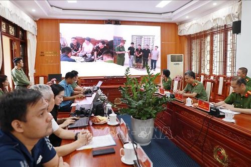 Phá đường dây làm giả giấy tờ quy mô lớn, thu giữ gần 10.000 tài liệu giả