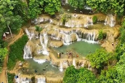 Du khách tìm đến dòng thác Mây 9 tầng ở Thanh Hóa trốn nóng ngày đầu hè
