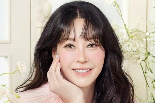 Hoa hậu Hà Kiều Anh khoe nhan sắc ngọt ngào đón tuổi 50