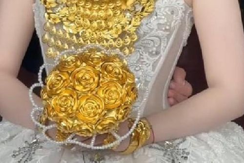 Cận cảnh bó hoa cưới 10 cây vàng của cô dâu miền Tây gây sốt MXH