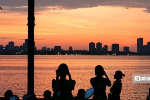 'Săn' hoàng hôn Hồ Tây: Cuộc chơi 'đỏ đen' cùng thời tiết của các tay máy tự do