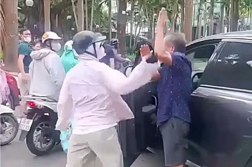Người phụ nữ đi SH chửi tục, tát liên tiếp tài xế ô tô giữa phố bị công an mời lên làm việc