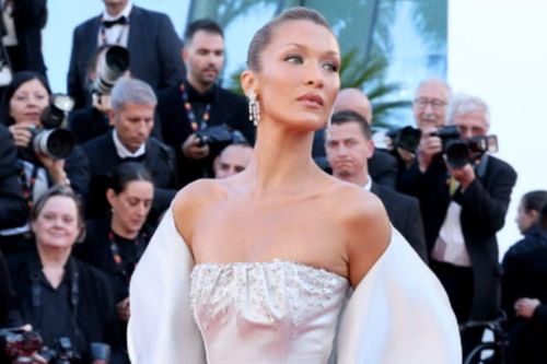 Bella Hadid tỏa sáng trong chiếc váy cúp ngực tại Cannes