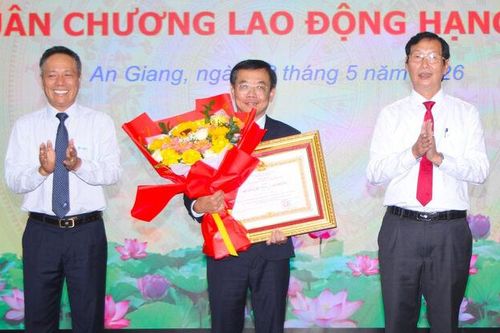 Giám đốc VNPT An Giang Trần Thái Tuyên đón nhận Huân chương Lao động hạng nhì