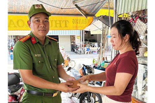 Công an xã Định Mỹ trả lại tài sản cho người đánh rơi