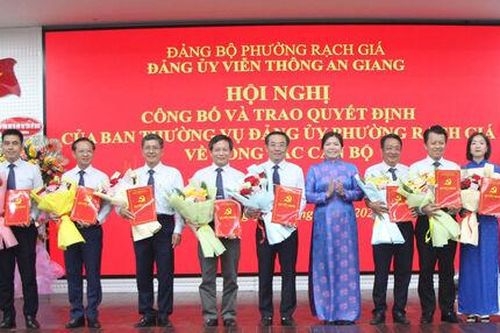 Công bố và trao quyết định của Ban Thường vụ Đảng ủy phường Rạch Giá về công tác cán bộ