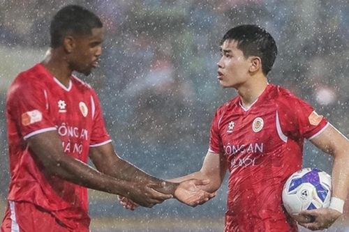 Đình Bắc lên tiếng về vụ tranh penalty với Alan trong ngày CAHN vô địch V-League