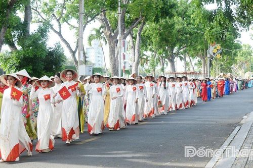 Đồng Tháp: Hơn 600 phụ nữ diễu hành áo dài, đồng diễn dân vũ kỷ niệm 136 năm Ngày sinh Chủ tịch Hồ Chí Minh
