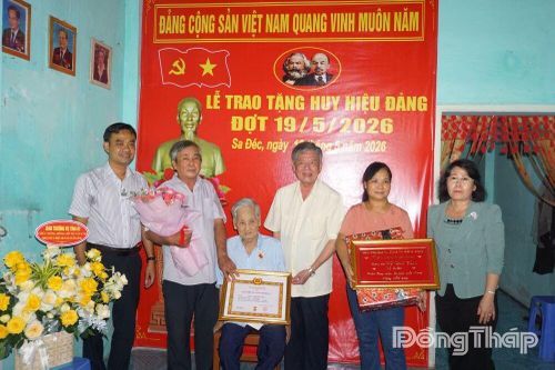 Đồng chí Ngô Chí Cường trao tặng Huy hiệu 80 năm tuổi Đảng cho các đảng viên lão thành tại phường Sa Đéc
