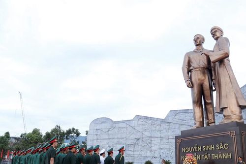 Đoàn công tác Học viện Quốc phòng dâng hoa tại Tượng đài Nguyễn Sinh Sắc - Nguyễn Tất Thành