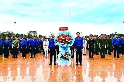 Tỉnh đoàn Gia Lai dâng hoa kỷ niệm 136 năm Ngày sinh Chủ tịch Hồ Chí Minh
