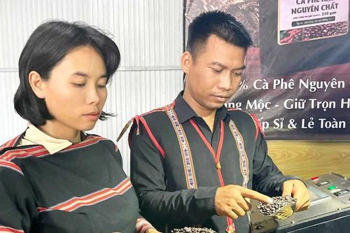 Kể chuyện buôn làng Jrai bằng cà phê