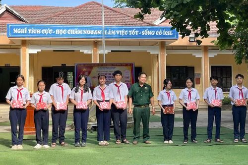 Hội Cựu chiến binh xã Diên Khánh phối hợp tặng quà cho học sinh khó khăn