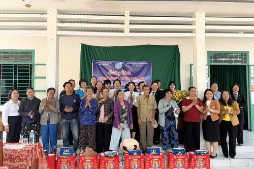 Tuyên truyền pháp luật và tặng quà cho người dân ở phường Đô Vinh