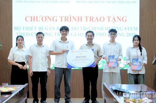 Trao tặng Bộ thiết bị gắn bảng định hướng giáo dục STEM
