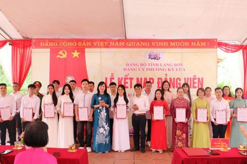 Đảng ủy phường Kỳ Lừa tổ chức lễ kết nạp đảng viên tại đình Háng Pài