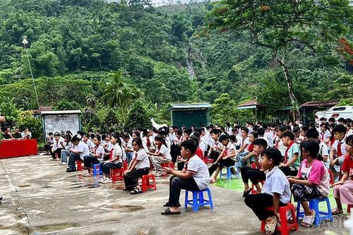 Hơn 350 thầy cô và học sinh Trường TH&THCS Mường Vi được tuyên truyền pháp luật