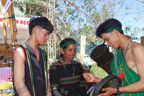 Buôn làng đổi thay và tiếng lòng nghệ nhân