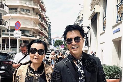 Huyền thoại điện ảnh Kiều Chinh tuổi 89 tỏa sáng cùng áo dài trên thảm đỏ Cannes 2026