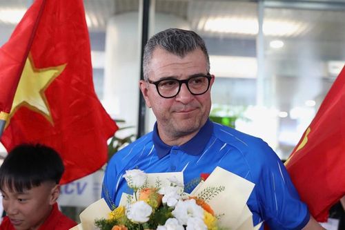 U17 Việt Nam về nước sau kỳ tích World Cup: HLV Roland xúc động rơi lệ