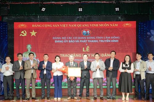 Đảng ủy Báo và PTTH Lâm Đồng trao tặng Huy hiệu 30 năm tuổi Đảng cho đảng viên