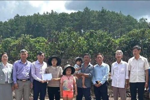 Xã Bảo Lâm 4 hỗ trợ 40 triệu đồng cho gia đình bị cháy nhà