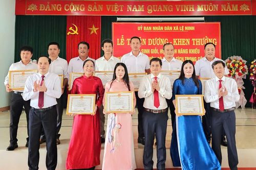 Khen thưởng giáo viên, học sinh đạt thành tích cao trong năm học 2025-2026