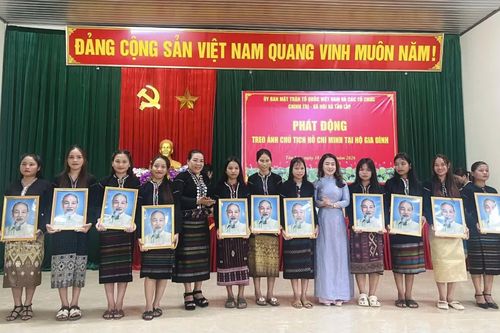Tặng 500 ảnh Bác Hồ cho các hộ dân trên địa bàn