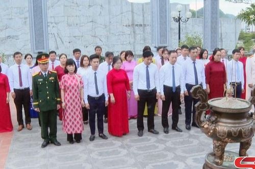 Đảng ủy xã Chiềng Mung dâng hương Đền thờ Bác Hồ tại Quảng trường Tây Bắc