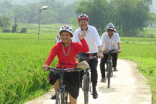 Đoàn công tác Đại sứ quán Thụy Sĩ tại Việt Nam thăm, trải nghiệm du lịch cộng đồng tại Bằng Lang