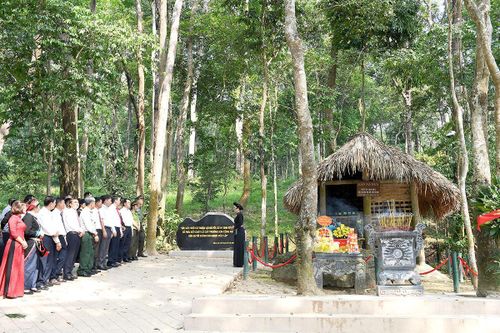 Đoàn đại biểu điển hình học tập và làm theo Bác Hồ báo công, dâng hương tại Đền thờ Chủ tịch Hồ Chí Minh và Khu di tích Quốc gia đặc biệt Tân Trào