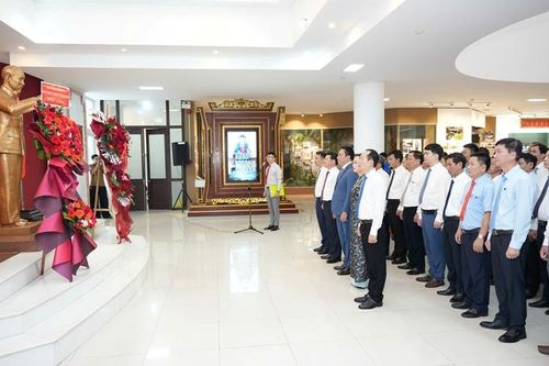 Đảng bộ UBND thành phố Huế dâng hoa tưởng niệm Chủ tịch Hồ Chí Minh