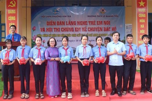 Kim Trà: Trao 'Heo đất tiết kiệm' và 25 suất học bổng cho học sinh khó khăn