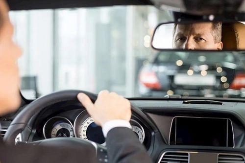 Người mới cầm lái cần ghi nhớ gì để lùi xe an toàn?