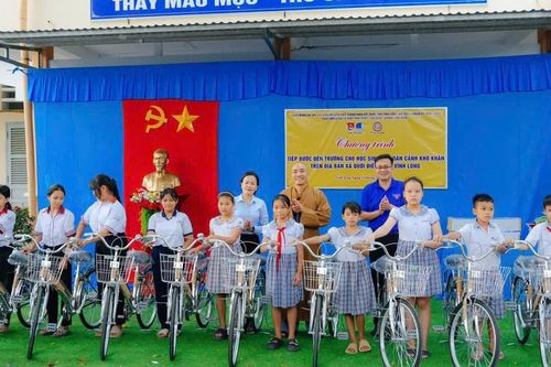 Vĩnh Long: Câu lạc bộ Hạnh Nguyện tặng xe đạp và bàn giao nhà tình thương Kính mừng Phật đản