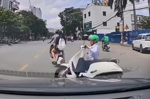 Tạt đầu xe máy, hai thiếu niên khiến người đàn ông ngã trước đầu ô tô